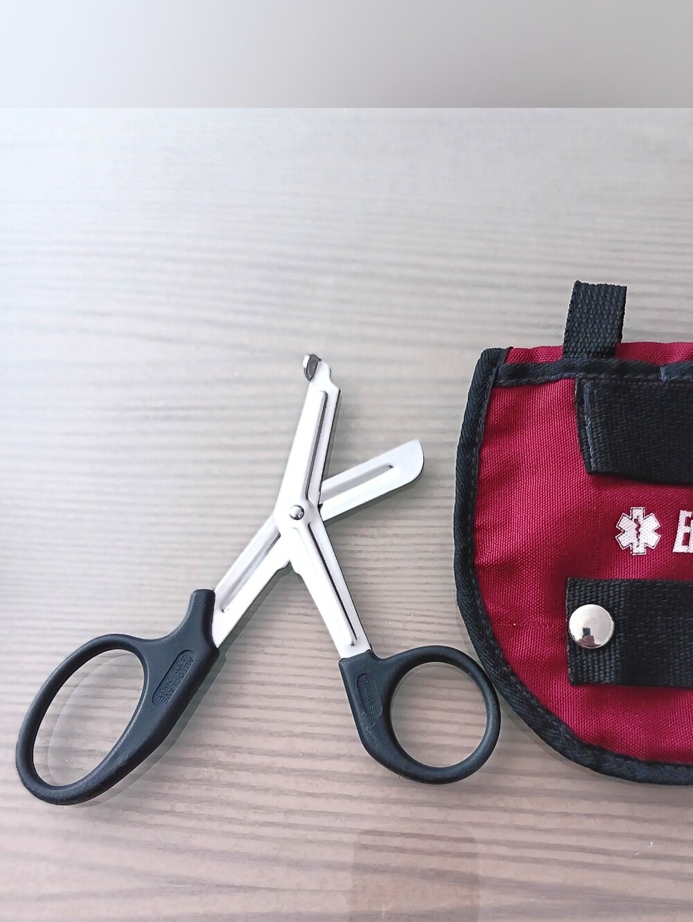 Red EMT Shears & First Aid Pouch - Picture 4 of 7